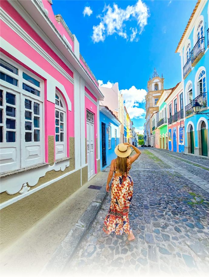 Turista passeando pelo Pelourinho, Salvador, com a From Bahia